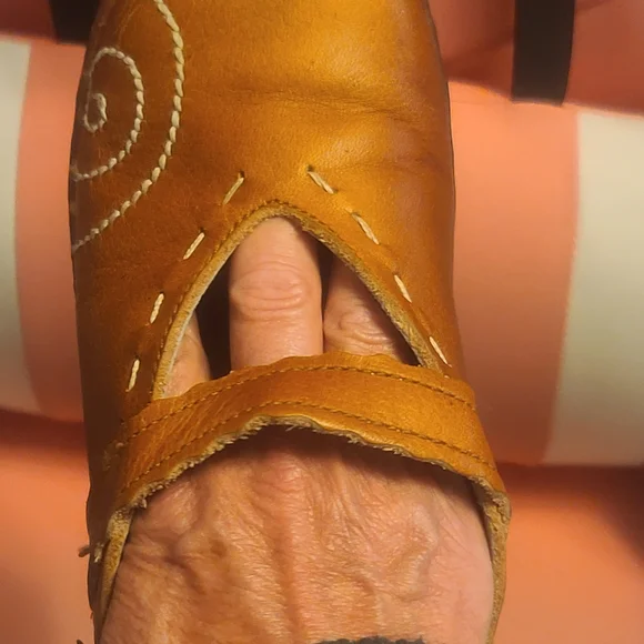 El Naturalista Spiraled Orange Mules - Picture 4 of 7